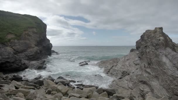 Timelapse de la impresionante y dramática costa en la playa de gunwalloe — Vídeos de Stock