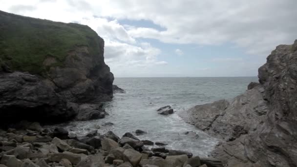 Timelapse van de prachtige en dramatische kustlijn op gunwalloe strand — Stockvideo