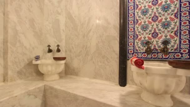 Plan panoramique à l'intérieur d'un hammam à Istanbul — Video