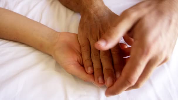 Un homme et une femme se caressant les mains — Video