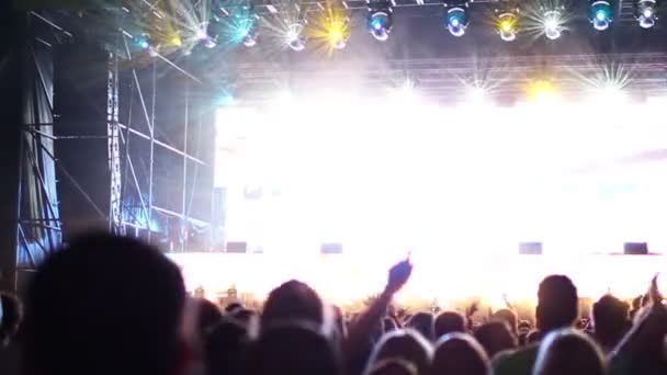 Zeitlupenaufnahme der Menge, die auf die Bühne eines Tanzmusikfestivals blickt. — Stockvideo
