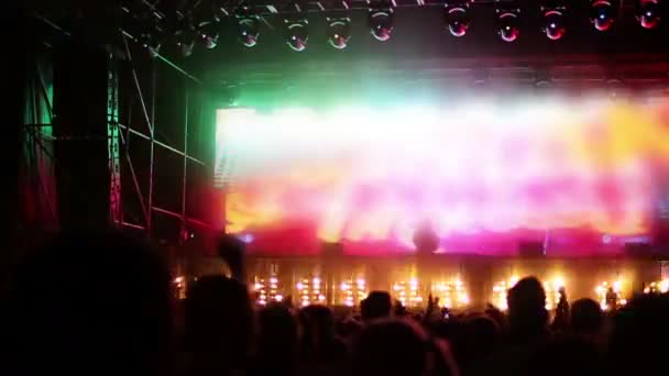 Slow motion shot of the crowd looking towards the stage at a dance music festival — Stock Video