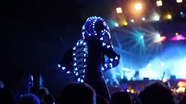 Een gigantische robot man op stelten beweegt door het publiek op een dance muziekfestival in barcelona — Stockvideo