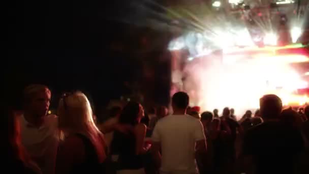 Záběr dj hledá hraní na festivalu obrovské led obrazovky — Stock video