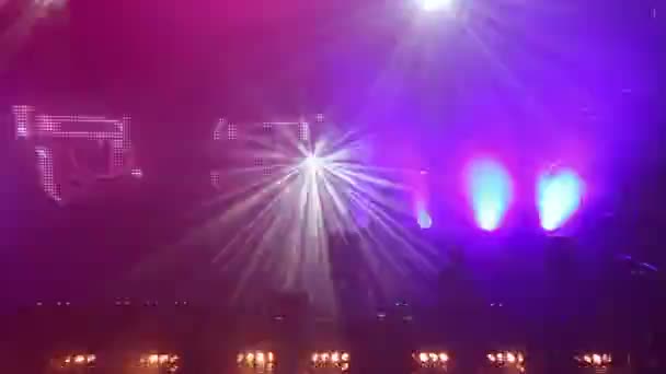 Prise de vue d'un DJ regardant jouer à un festival devant un énorme écran LED — Video