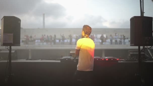 Tiro de um DJ olhando para tocar em um festival — Vídeo de Stock