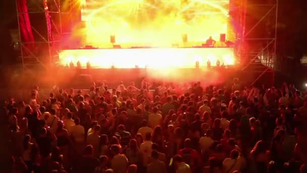 Strzał wielki tłum, patrząc w kierunku sceny festiwalu muzyki tanecznej w Barcelonie — Wideo stockowe