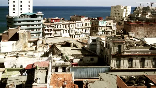 Zeitraffer der Havanna-Skyline Kubas, die Schatten wirft, während die Wolken über uns hinwegrasen — Stockvideo