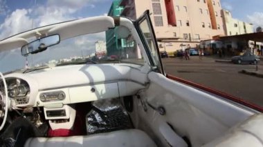 havana, Küba, sokaklarında Cabrio bir klasik otomobil filme