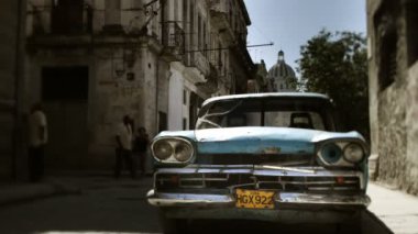 hızlandırılmış bir klasik otomobil Havana, Küba ile sokak sahnesi