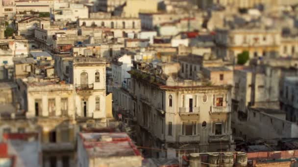 Timelapse van passeren over de lage schaduwen stijgen havana skyline van cuba — Stockvideo