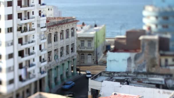 Dönthető, és a shift timelapse egy utcai jelenet-Havanna, Kuba — Stock videók