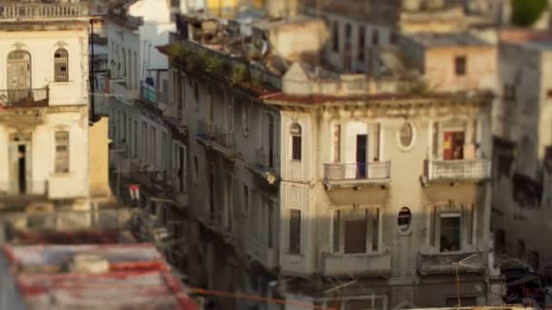 Timelapse van passeren over de lage schaduwen stijgen havana skyline van cuba — Stockvideo