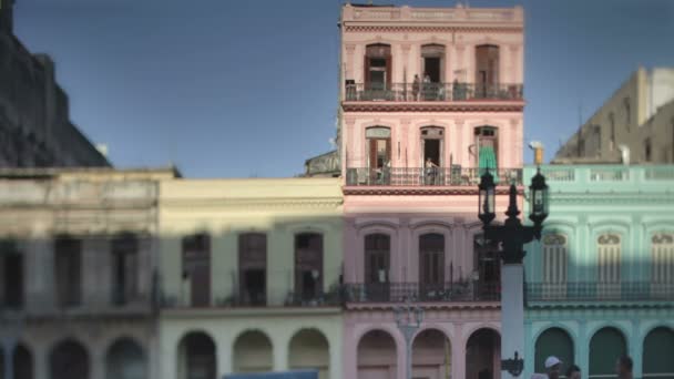 Timelapse van passeren over de lage schaduwen stijgen havana skyline van cuba — Stockvideo