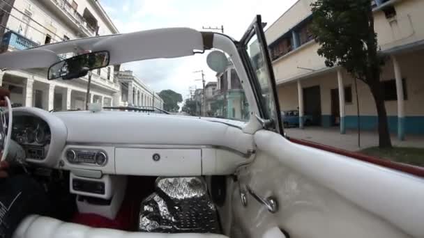 Havana ulicy scena strzał z klasyczny samochód Cabrio, Kuba — Wideo stockowe