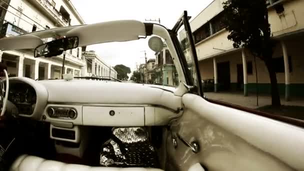 Escena callejera de La Habana filmada desde un coche descapotable clásico, cuba — Vídeos de Stock