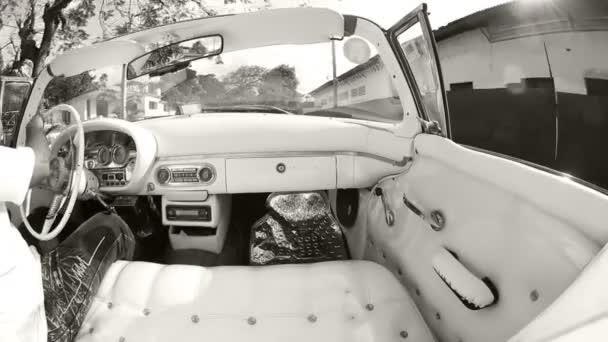 Havana ulicy scena strzał z klasyczny samochód Cabrio, Kuba — Wideo stockowe