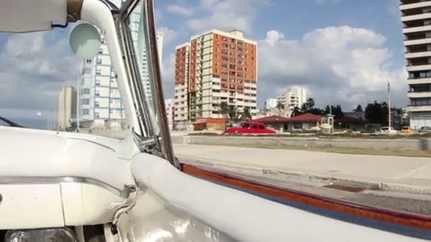 Ulicach w Hawanie, na Kubie, nakręcony z Cabrio klasyczny samochód — Wideo stockowe