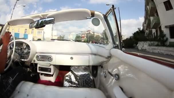 Escena callejera de La Habana filmada desde un coche descapotable clásico, cuba — Vídeo de stock