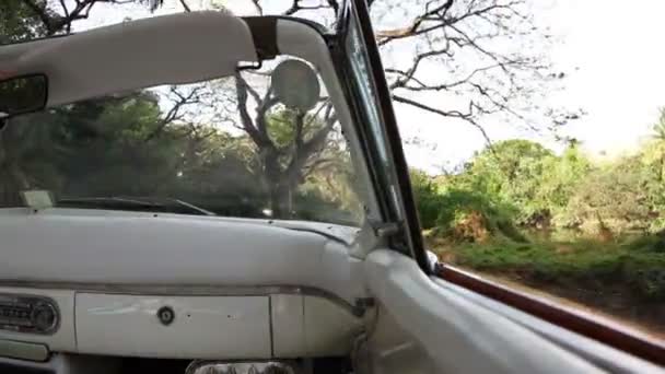 Havanna Straßenszene aus einem klassischen Cabrio-Auto geschossen, Kuba — Stockvideo