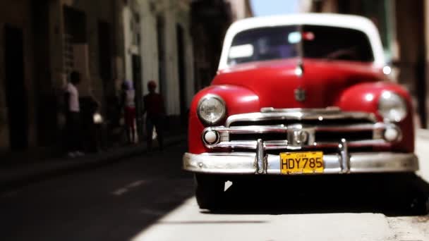 Уповільнена вулиці сцени з класичний автомобіль в гавані, Куба — стокове відео