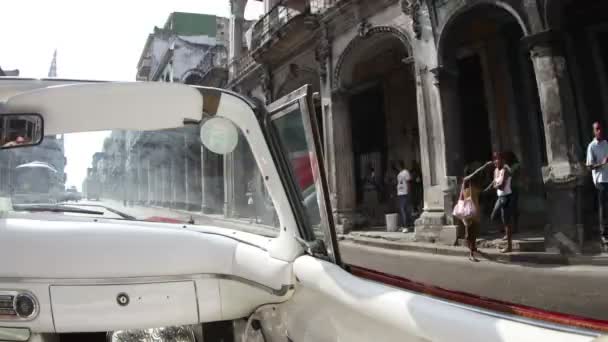 As ruas de havana, cuba, filmado a partir de um carro clássico conversível — Vídeo de Stock