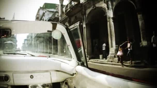 De straten van havana, cuba, gefilmd vanuit een converteerbare oldtimer — Stockvideo