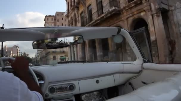 Le strade dell'Avana, Cuba, girate da un'auto d'epoca convertibile — Video Stock