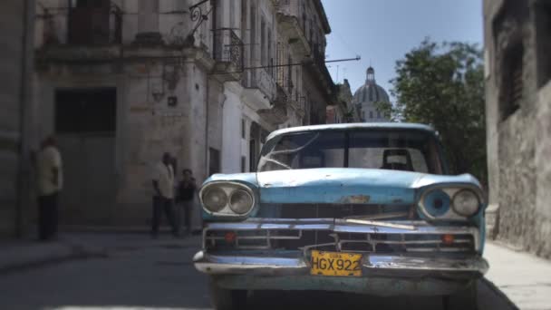 Time-lapse de uma cena de rua com um carro clássico em havana, Cuba — Vídeo de Stock