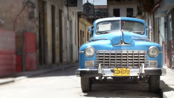 Time-lapse de uma cena de rua com um carro clássico em havana, Cuba — Vídeo de Stock