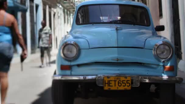 Zeitraffer einer Straßenszene mit einem Oldtimer in Havanna, Kuba — Stockvideo