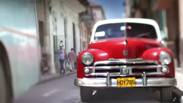 Gyorsított egy utcai jelenet egy klasszikus autó-Havanna, Kuba — Stock videók