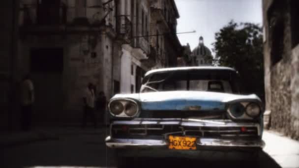 Hızlandırılmış bir klasik otomobil Havana, Küba ile sokak sahnesi — Stok video
