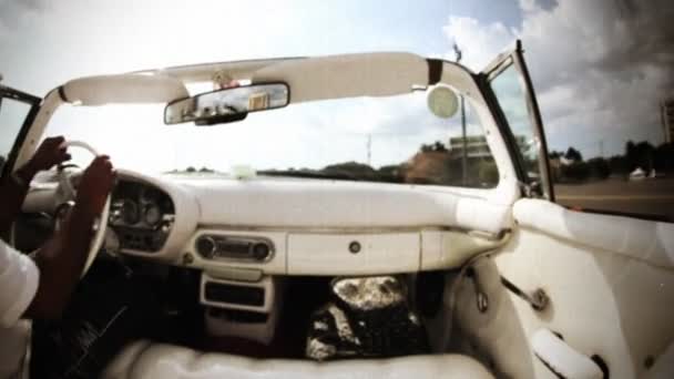 Les rues de La Havane, cuba, filmées à partir d'une voiture convertible classique — Video