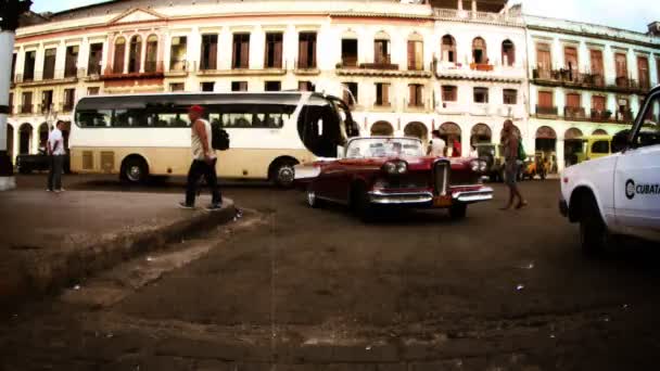 Carros clássicos em Cienfuegos, Cuba — Vídeo de Stock