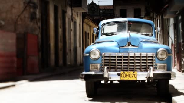 Timelaspe de um carro clássico na rua com passagem a pé — Vídeo de Stock