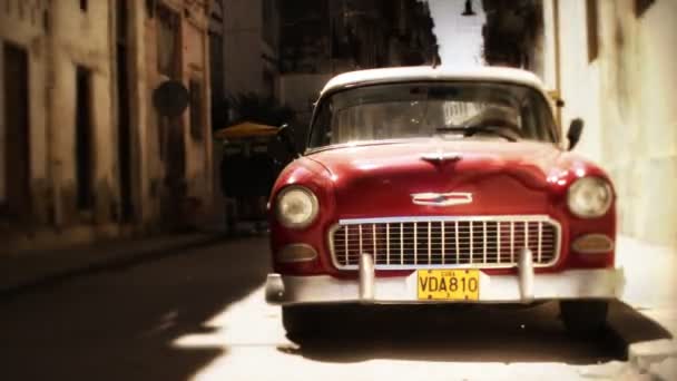 Timelaspe klasik bir araba ile geçmiş yürürken sokakta — Stok video