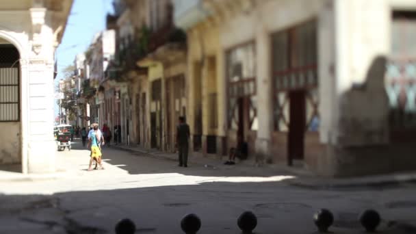 Tilt en shift video van een havana straat scène, cuba — Stockvideo