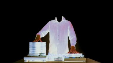 büyümesini ve daraltılması kayıtları yığınları ile başsız dj stopmotion animasyon