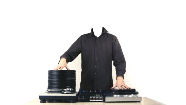 Stopmotion animation de dj sans tête avec des piles de disques de plus en plus et rétrécissement — Video