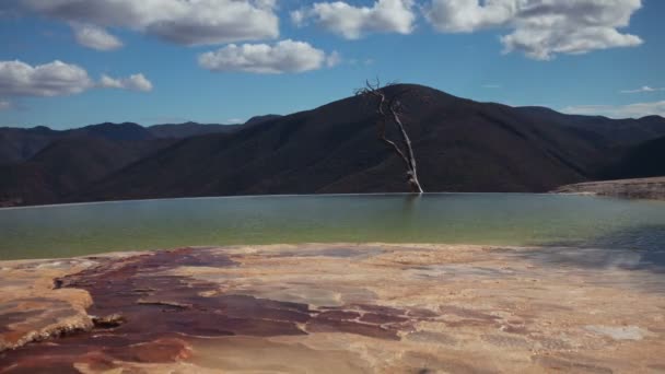 Zeitraffer der einzigartigen und wunderschönen Landschaft von hierve al aqua — Stockvideo