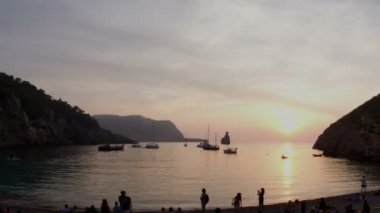Ibiza, ünlü benirras sahilinde toplama kalabalığından Timelapse