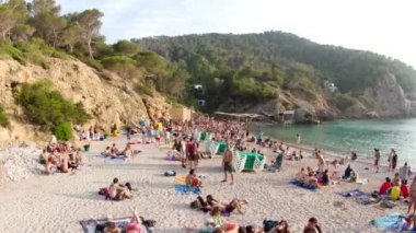 Ibiza, ünlü benirras sahilinde kalabalıkları toplamak