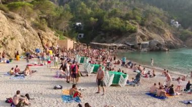 Ibiza, ünlü benirras sahilinde kalabalıkları toplamak