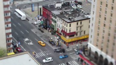 trafik ile manhattan sokak sahne üzerine aşağı bakıyor ve