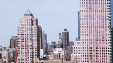 yüksek bir noktadan manhattan siluetinin manzarasına