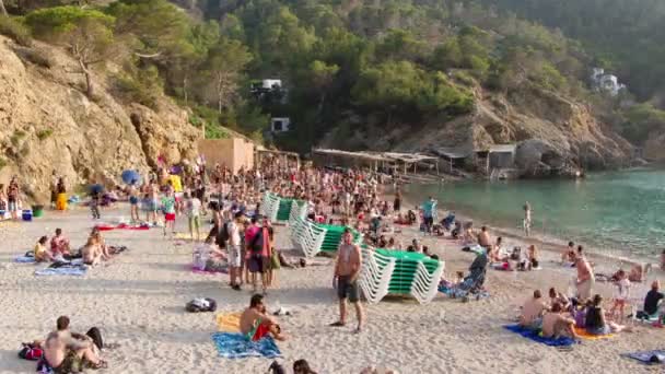 Multidões se reúnem na famosa praia de benirras em ibiza — Vídeo de Stock