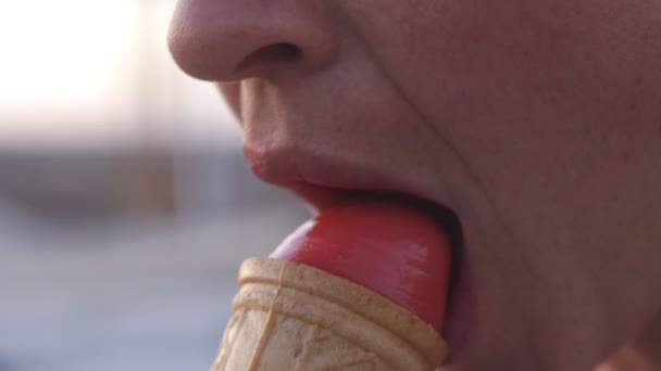 Close-up shot ženy jíst zmrzlinu "svůdně" — Stock video
