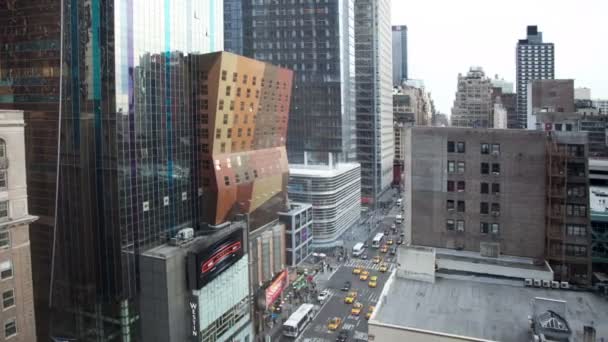 Panning timelapse vista do horizonte Manhattan midtown a partir de um ponto de vista elevado — Vídeo de Stock