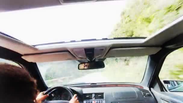 Снимок девушки за рулём красивой машины — стоковое видео